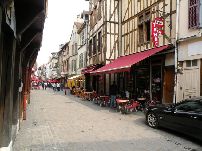  terrasses de cafés dans la rue Champeau